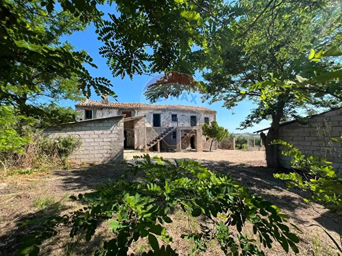 Casa con 8 locali in vendita in Casoli