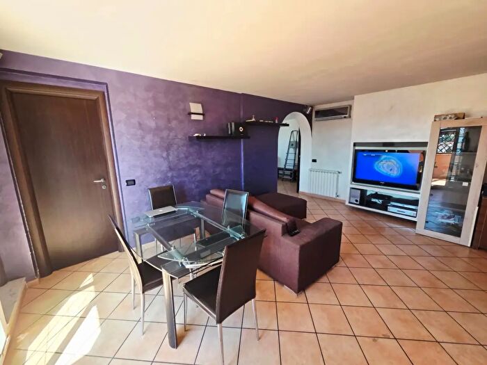 Appartamento trilocale in vendita in Via Acate, Roma