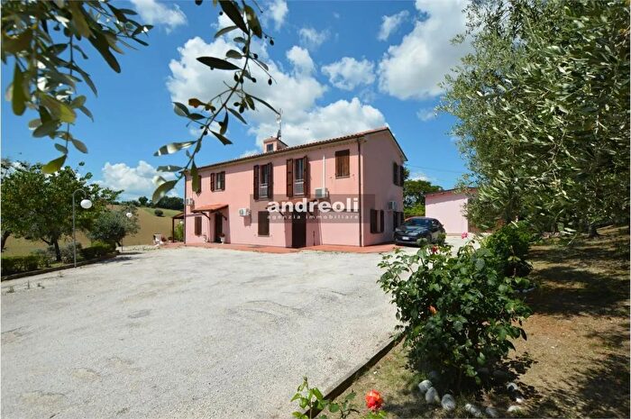 Casa con 8 locali in vendita in Jesi