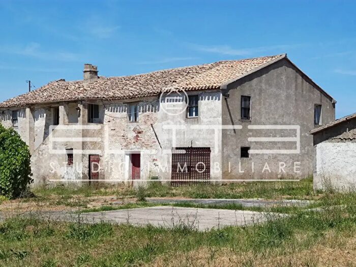 Casa con 9 locali in vendita in Osimo