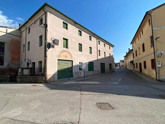 Casa con 12 locali in vendita in Via Val dAosta, Pieve del Grappa