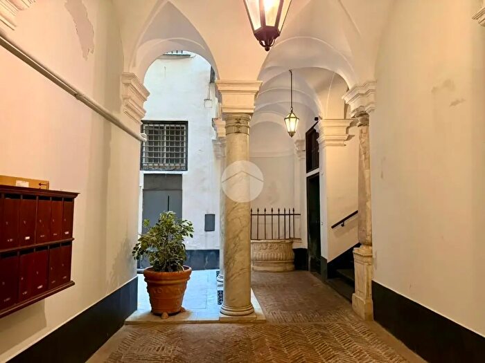 Appartamento con 5 locali in vendita in Via della Maddalena, Genova