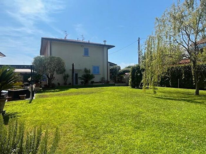 Casa con 9 locali in vendita in Camaiore