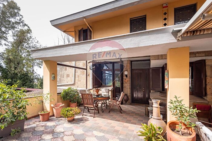 Casa con 13 locali in vendita in Via del Monte di Casa, Roma