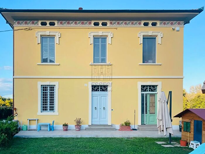 Casa con 11 locali in vendita in Capannori