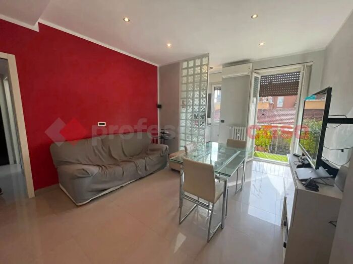 Appartamento trilocale in affitto in Via Carlo Troya, Milano