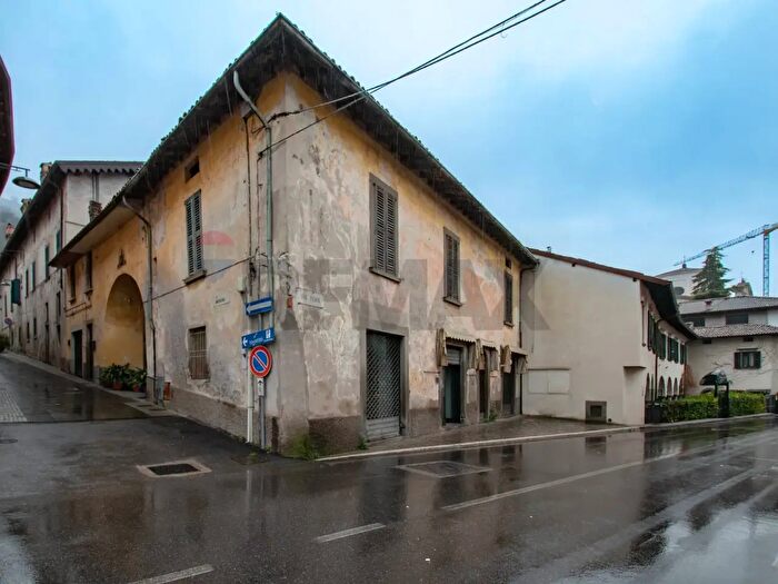 Casa con 5 locali in vendita in Via Roma, Sale Marasino