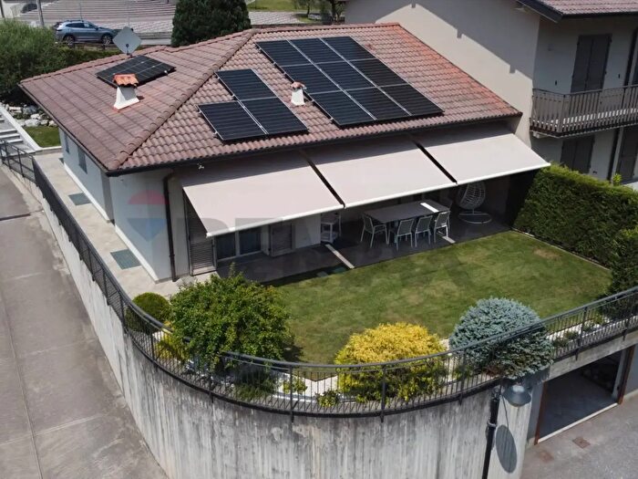 Casa con 5 locali in vendita in Endine Gaiano