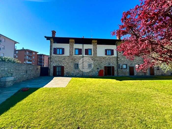 Casa con 6 locali in vendita in Via Cardinal Ferrari, Grumello Del Monte