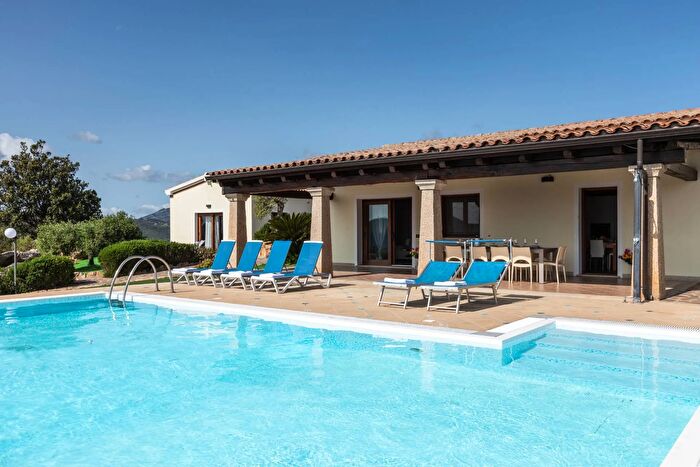 Casa con 8 locali in vendita in Via Casagliana SNC, Olbia