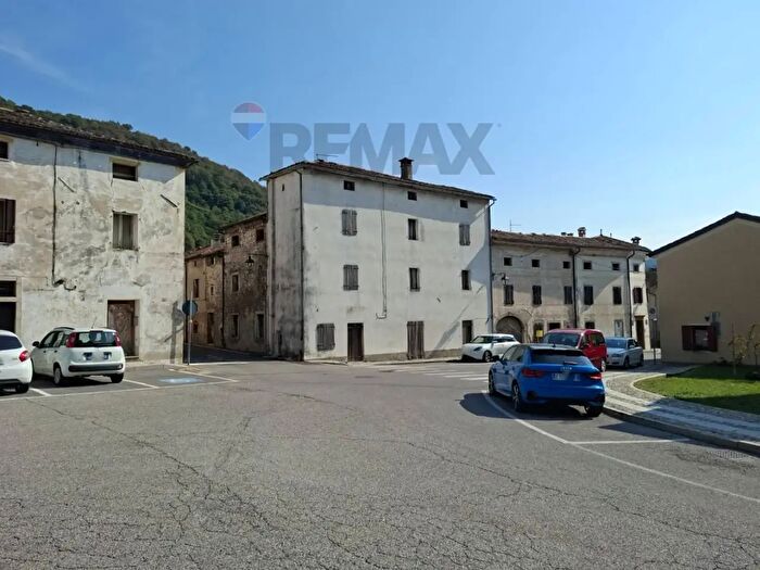 Casa con 9 locali in vendita in Piazza della Vittoria, Cison Di Valmarino