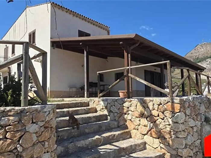 Casa con 6 locali in vendita in Alcamo