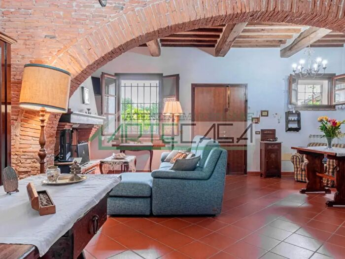 Casa con 6 locali in vendita in Cascina