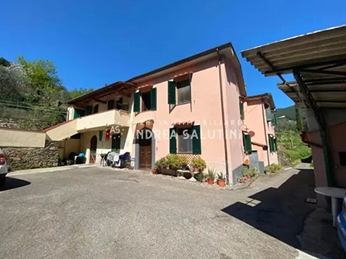 Casa con 6 locali in vendita in Buti