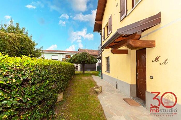 Casa quadrilocale in vendita in Piazza Parrocchetti, Gornate Olona