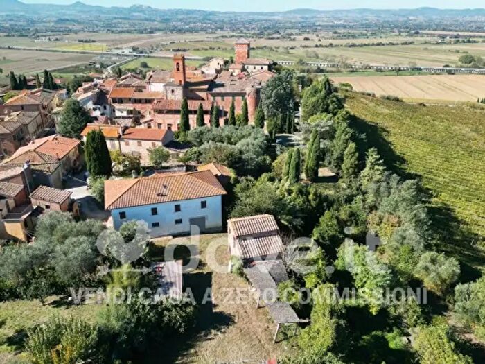 Casa con 6 locali in vendita in Via Lauretana Nord Snc, Montepulciano