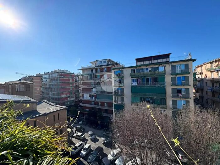 Appartamento trilocale in vendita in Piazza Giovanni XXIII, Napoli