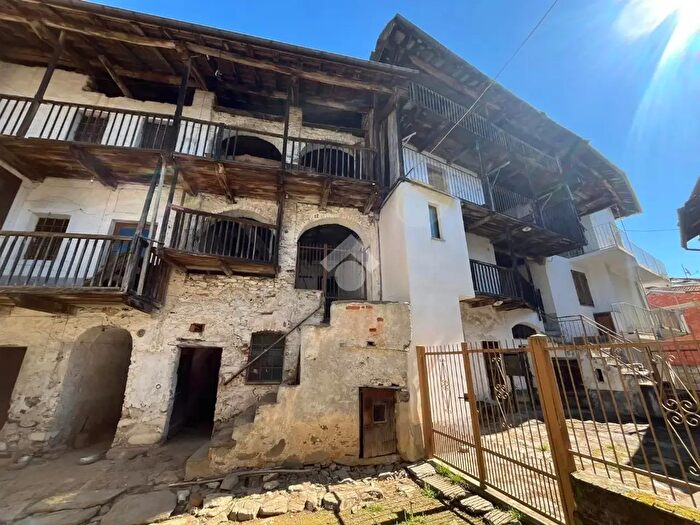 Casa con 9 locali in vendita in Via Santa Barbara, Rueglio