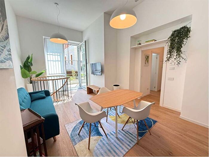 Appartamento trilocale in affitto in Via Villoresi, Navigli Darsena, Milano