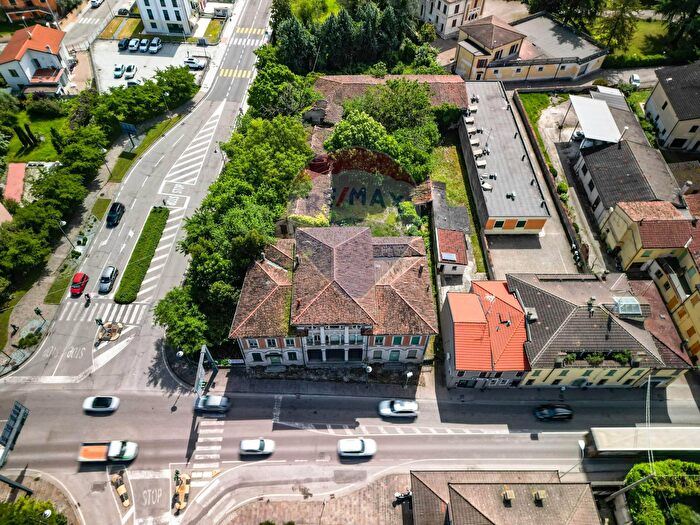 Casa con 15 locali in vendita in Borgo Virgilio