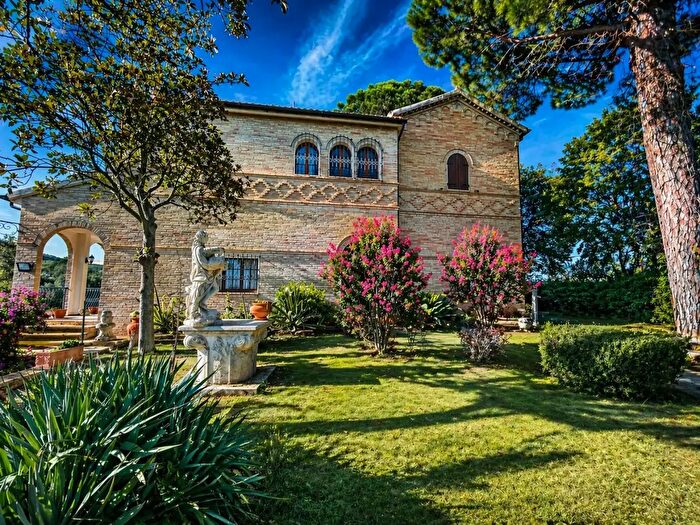 Casa con 10 locali in vendita in Via Chiaravallese, Osimo