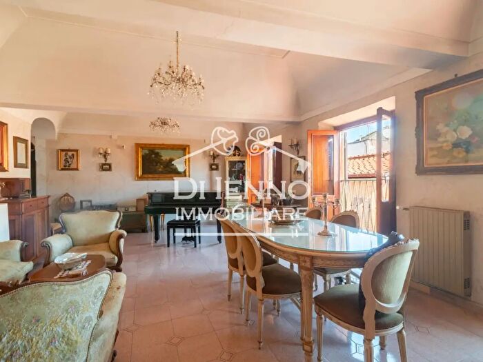 Casa con 6 locali in vendita in Via della Croce, Roma