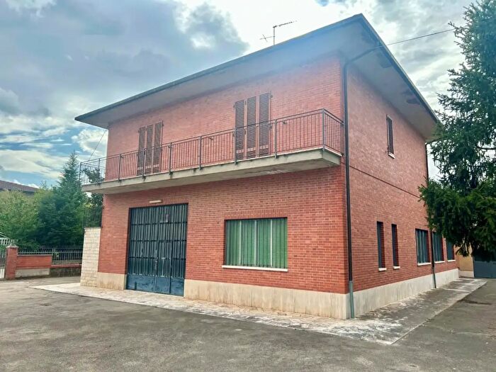 Casa con 8 locali in vendita in Ia Martiri della Libertà, Asciano