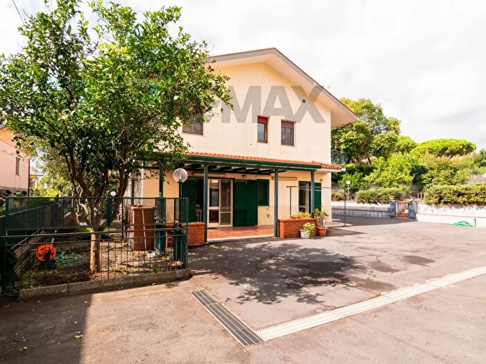 Casa con 10 locali in vendita in Via Luigi Pirandello, Pedara