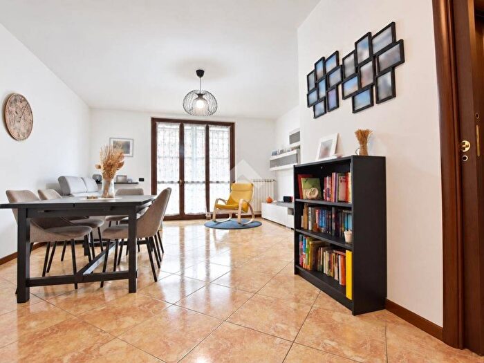 Appartamento trilocale in vendita in Via san rocco, Vignate