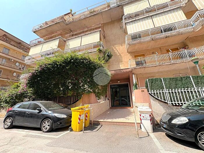 Appartamento quadrilocale in vendita in Via S Donato, Napoli