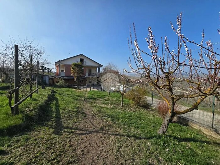 Casa con 8 locali in vendita in Strada San Martino, Castiglione Tinella