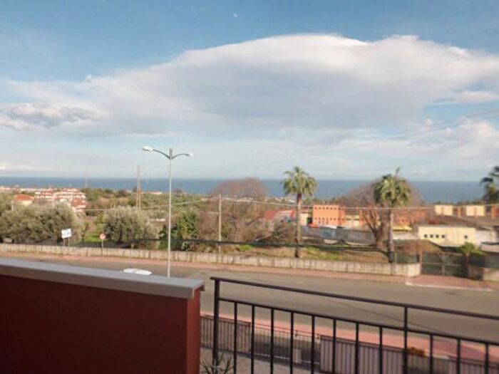 Appartamento trilocale in vendita in Aci Catena