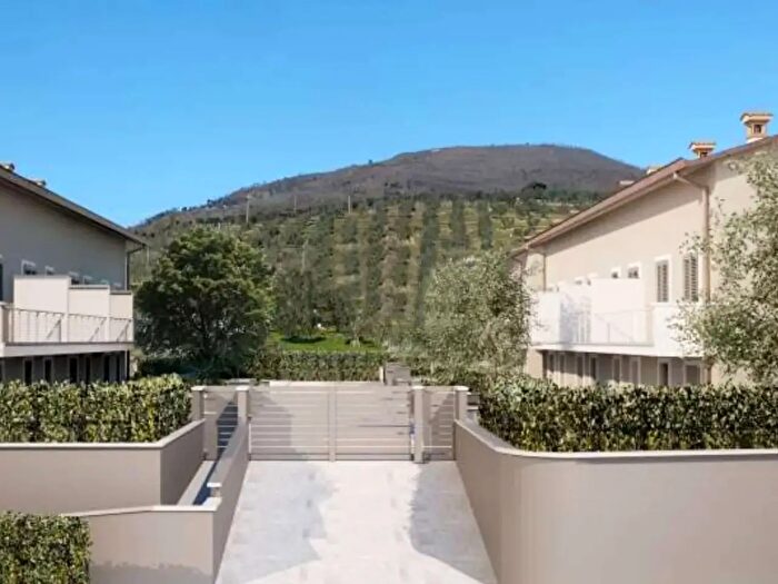 Casa con 6 locali in vendita in Montale