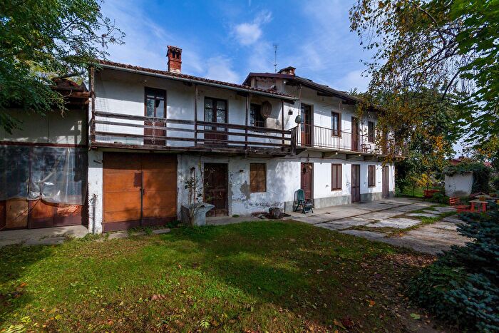 Casa con 6 locali in vendita in Via Bagnolo, Cavour