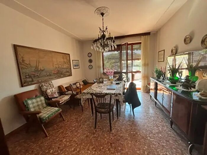 Appartamento quadrilocale in vendita in Viale Stazione, Massa