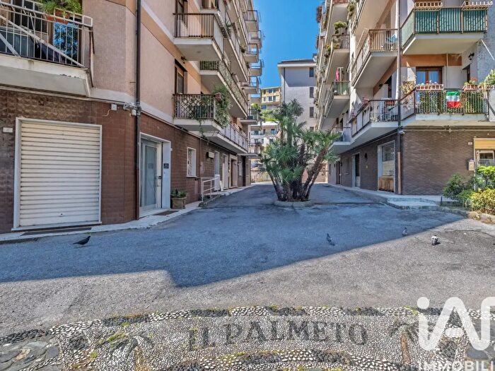 Appartamento trilocale in vendita in Via del Commercio, Genova