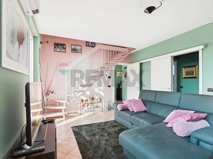 Appartamento con 6 locali in vendita in Via Barsanti, Cava Manara