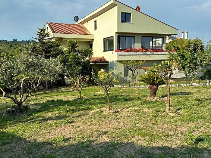 Casa con 11 locali in vendita in Via Colle della Vecchia, Montesilvano