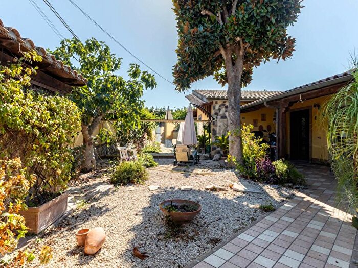 Casa con 6 locali in vendita in Via della Cacciuta, Infernetto, Roma