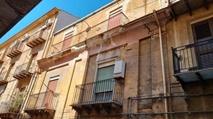 Appartamento con 5 locali in vendita in Via Paolo Emiliano Giudici, Caltanissetta