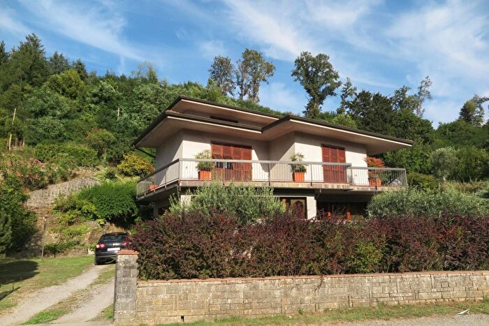 Casa con 8 locali in vendita in Bagnone