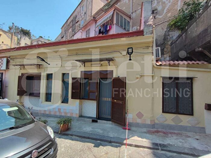 Appartamento bilocale in affitto in Piazza Olivella, Monte Santo, Napoli