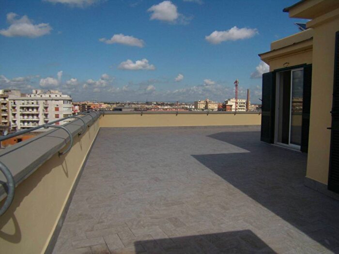 Appartamento trilocale in affitto in Piazza Camillo Finocchiaro Aprile, Appio Latino, Roma