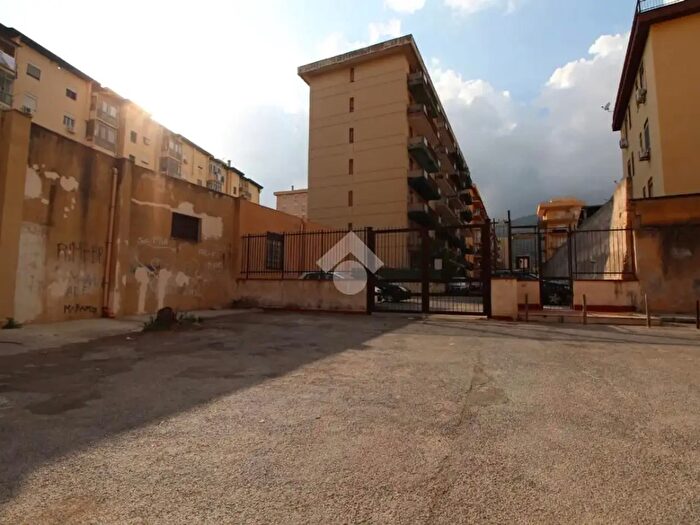 Appartamento trilocale in vendita in Via Catalano, Palermo