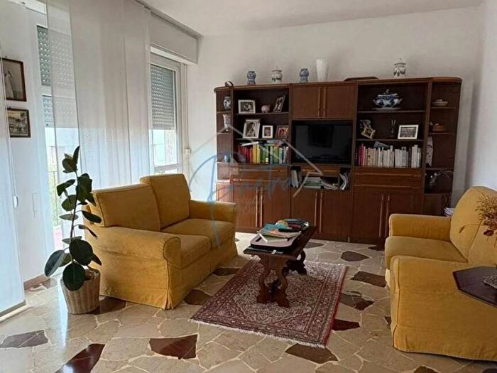 Appartamento quadrilocale in affitto in Via Don Luigi Sturzo, Marina di Massa Centro, Massa