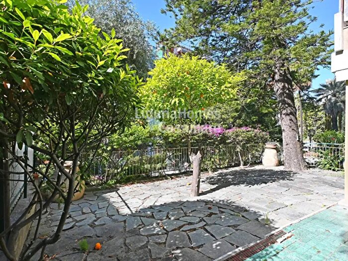 Appartamento con 8 locali in vendita in Via delle Magnolie, Sanremo