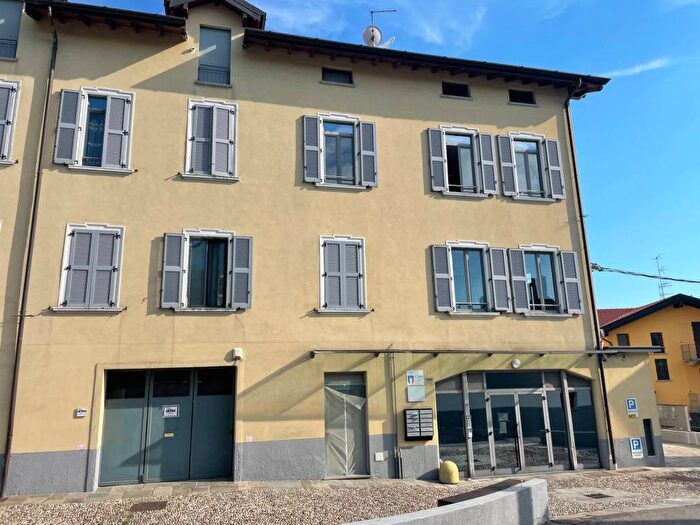 Appartamento trilocale in affitto in Via Cesare Correnti, Giubiano San Carlo, Varese