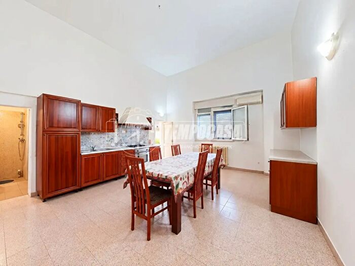 Casa con 5 locali in vendita in Via Trento, Giurdignano