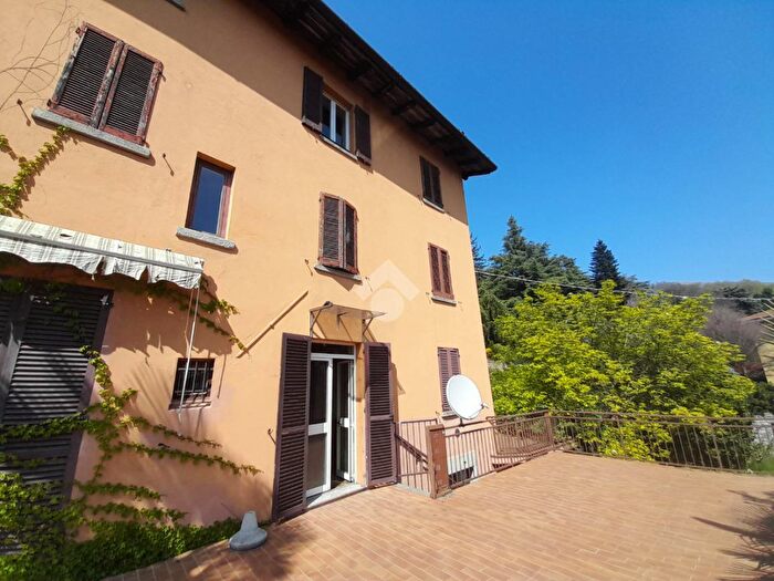 Casa trilocale in vendita in Via Roma, Longone Al Segrino