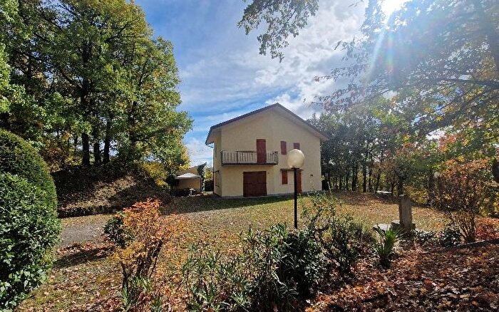 Casa con 6 locali in vendita in Montese